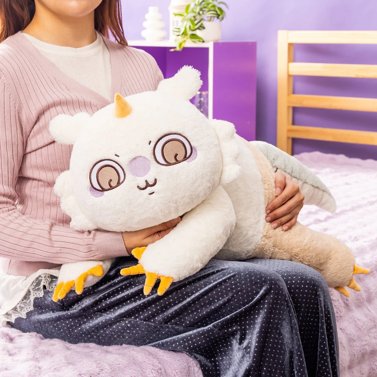 あのこを抱えたメーカー掲載のサイズ感写真。当サイトの使用体験ではありません。
